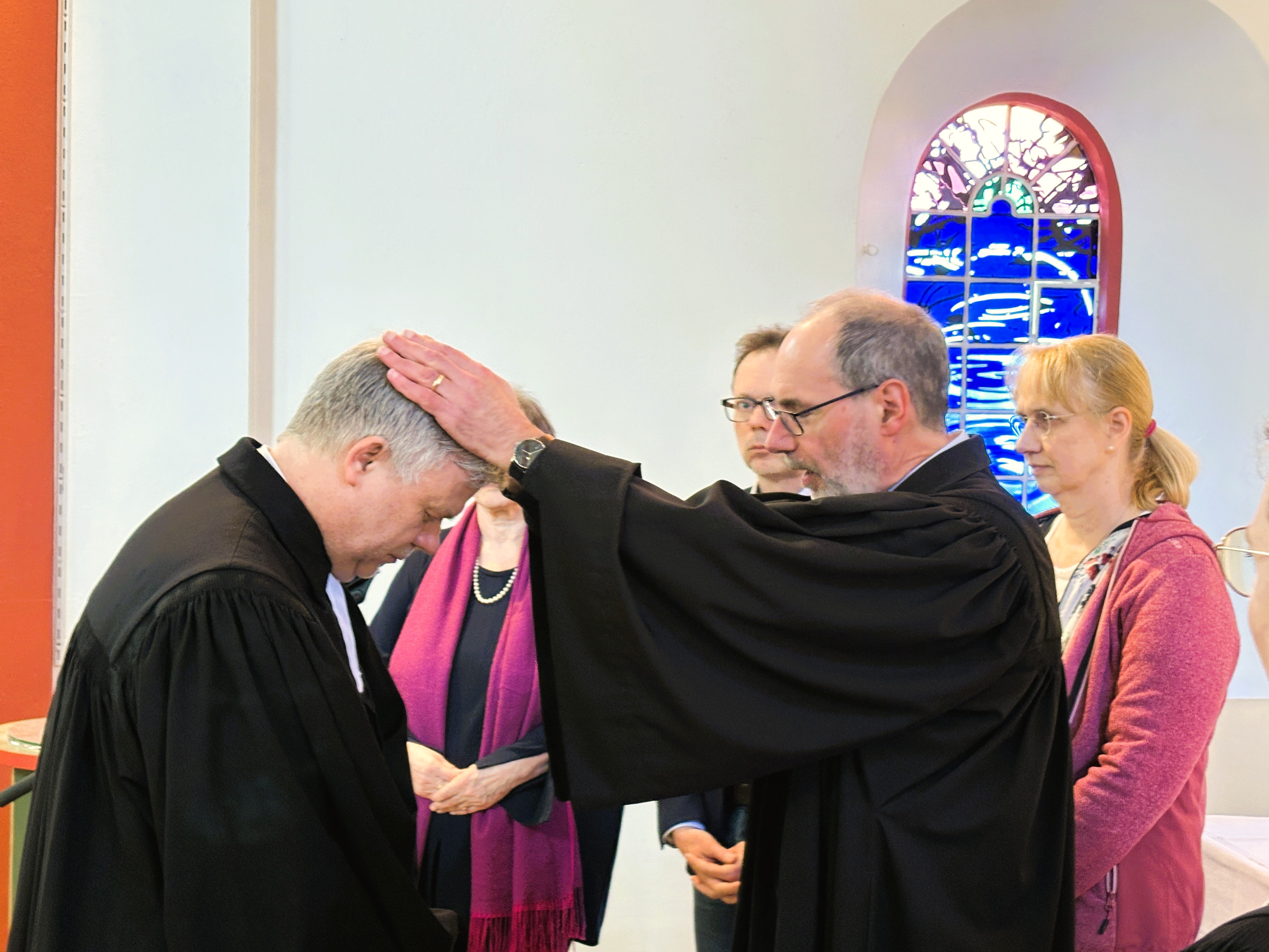 Propst Arras segnet Dekan Norbert Feick und legt ihm die Hände auf den Kopf