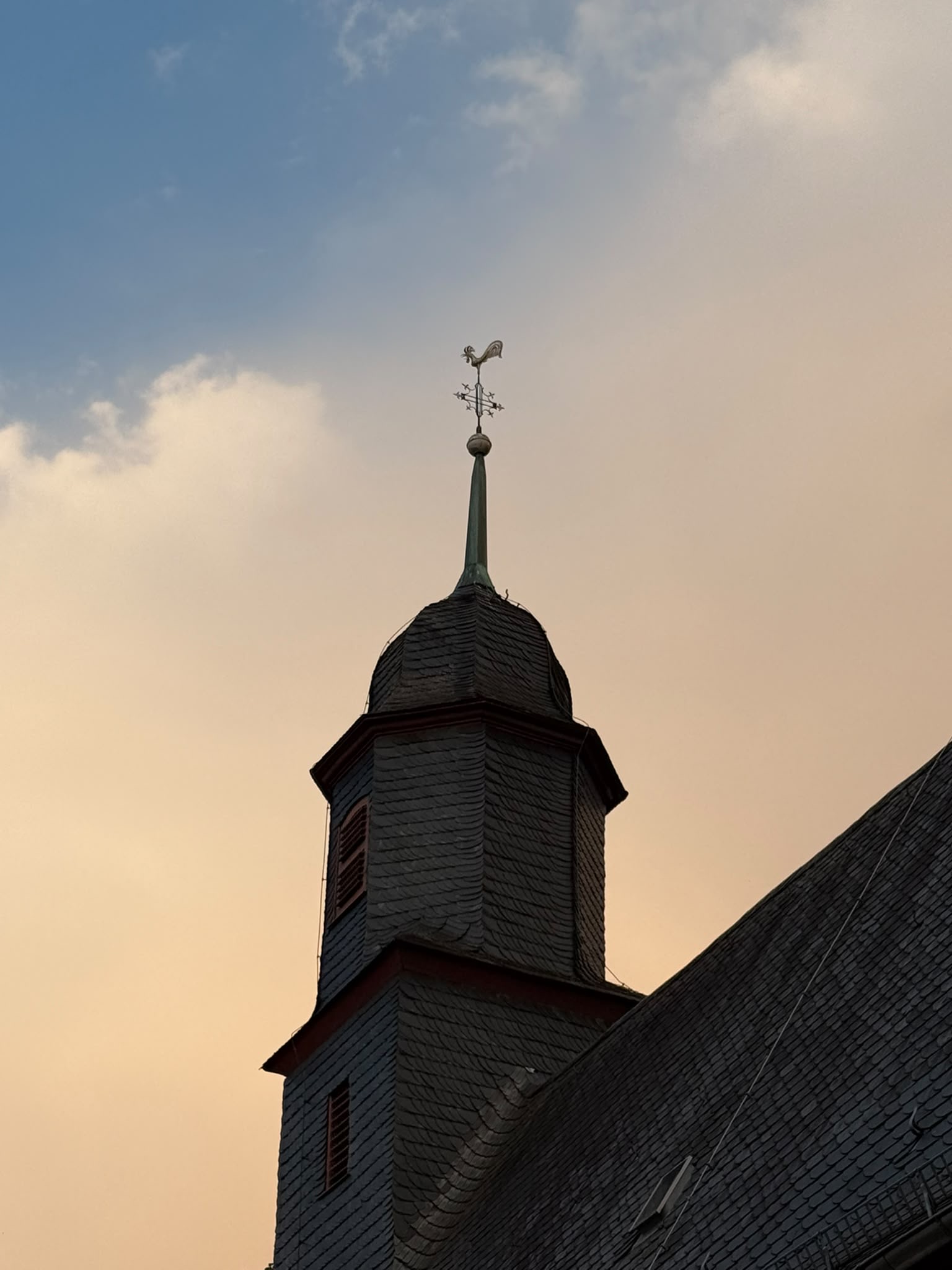 Kirchturm der evangelischen Kirche in Modau in einer Sommernacht