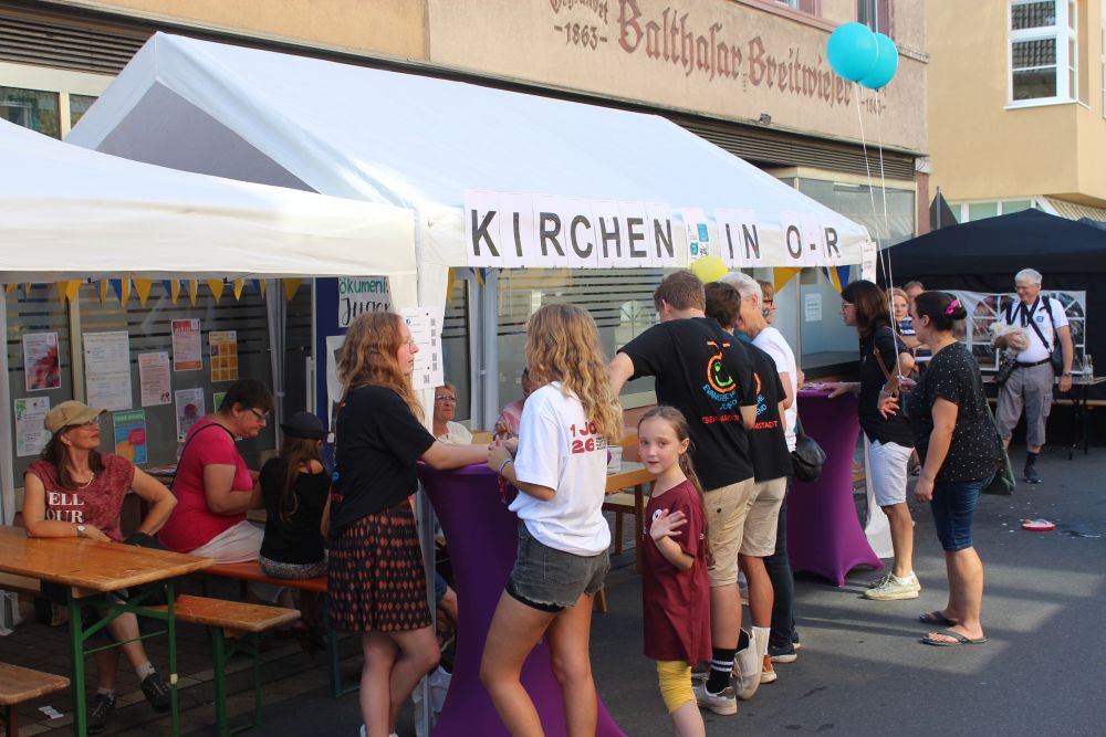 Stand der Evangelischen Kirche bei der Kerb auf der Hauptstraße