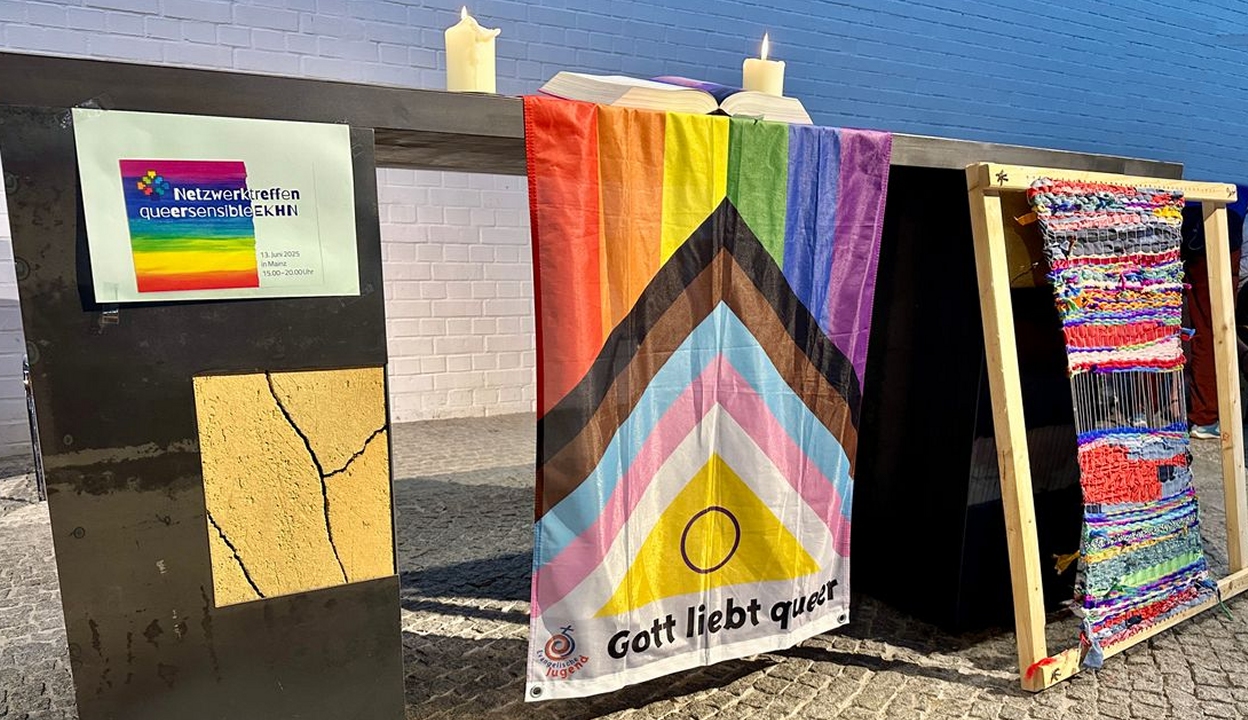 Altar mit Parament in Regenbogenfarben
