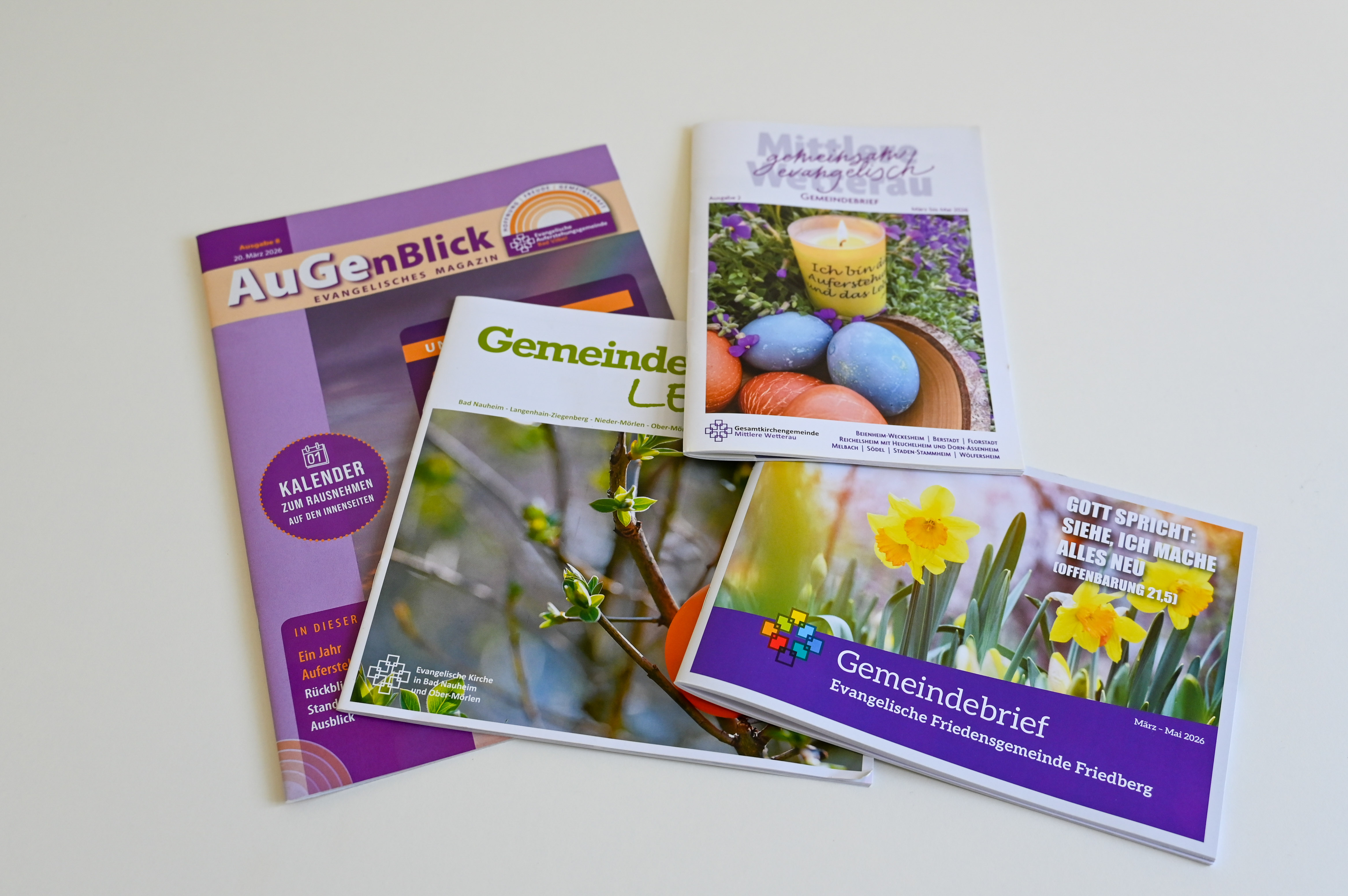 Mehrer Gemeindebriefe liegen auf einem Tisch.