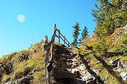 Ein steiler Bergwanderweg