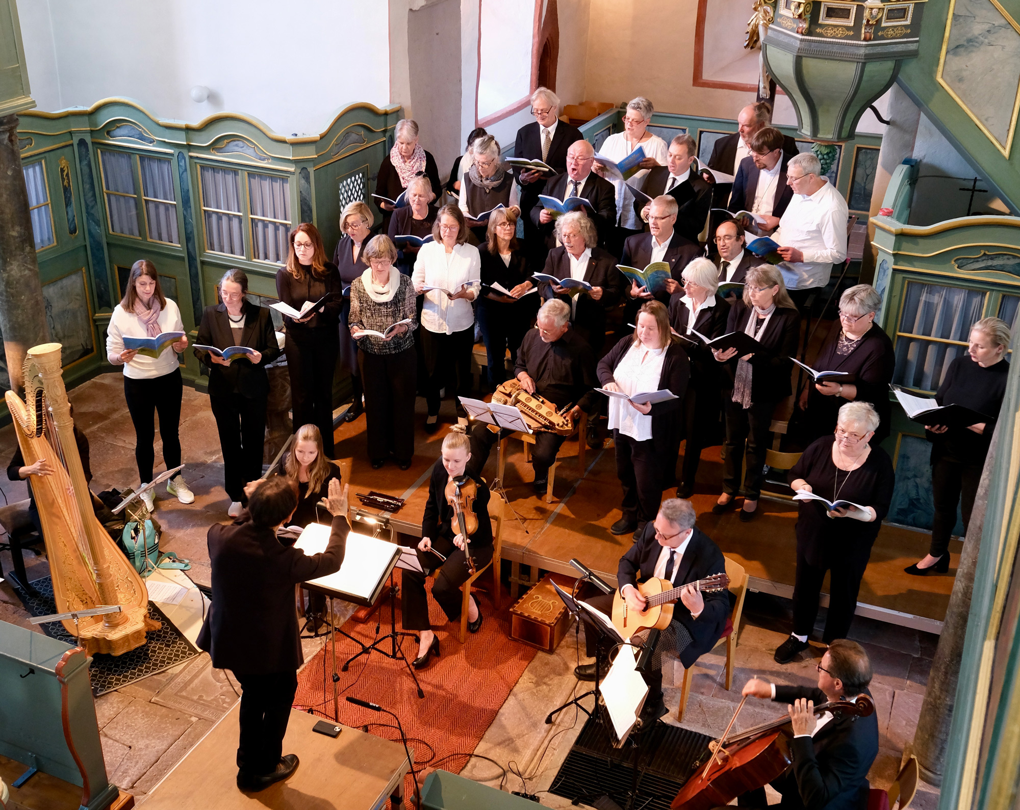 Ein Orchester spielt in einer Kirche