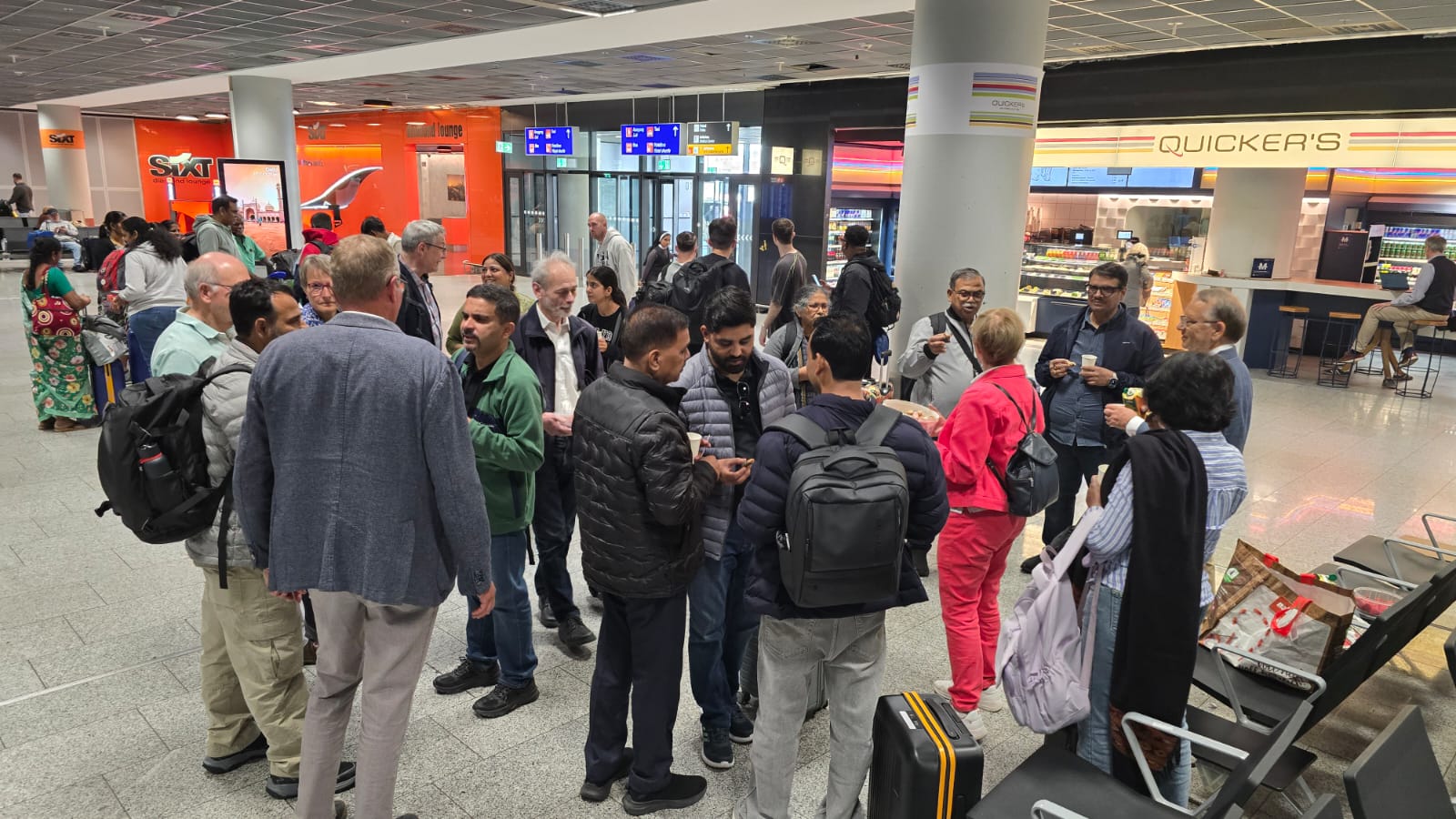 Eine Gruppe von Menschen an einem Flughafen.