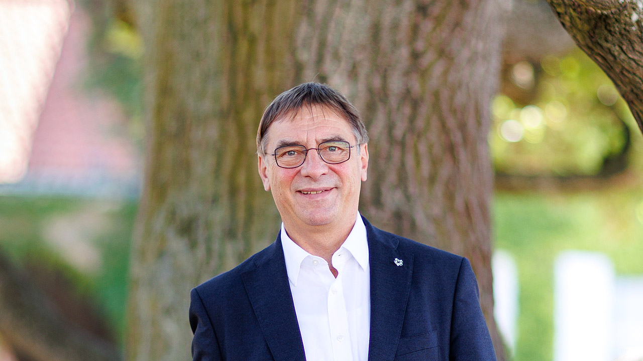 Volker Jung vor einem Baumstamm