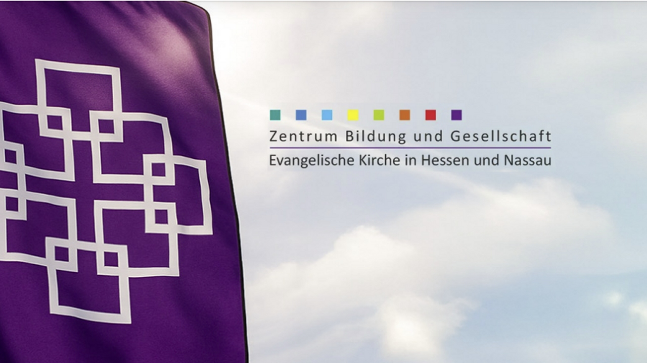 Lila Fahne mit weißem, geometrischem Facettenkreuz vor hellem Himmel; rechts das Logo „Zentrum Bildung und Gesellschaft – Evangelische Kirche in Hessen und Nassau“ mit farbigen Quadraten.