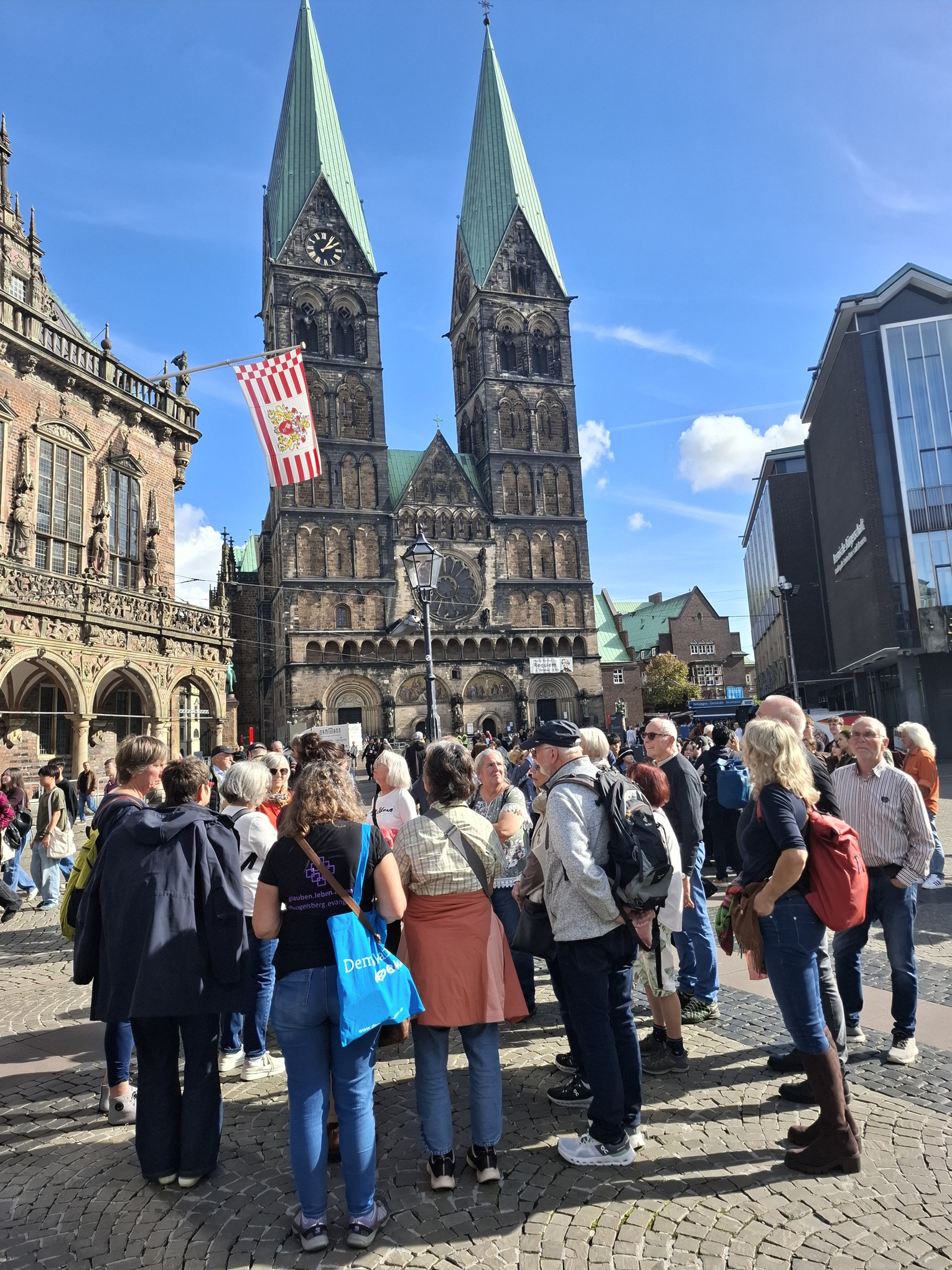 Menschen vor dem Bremer Roland